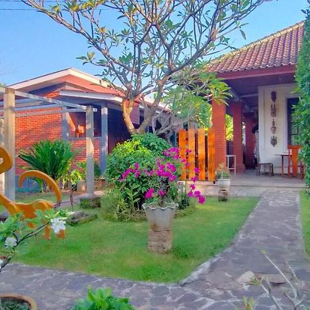 Tunjung Guest House Lovina Beach 불레렝 외부 사진