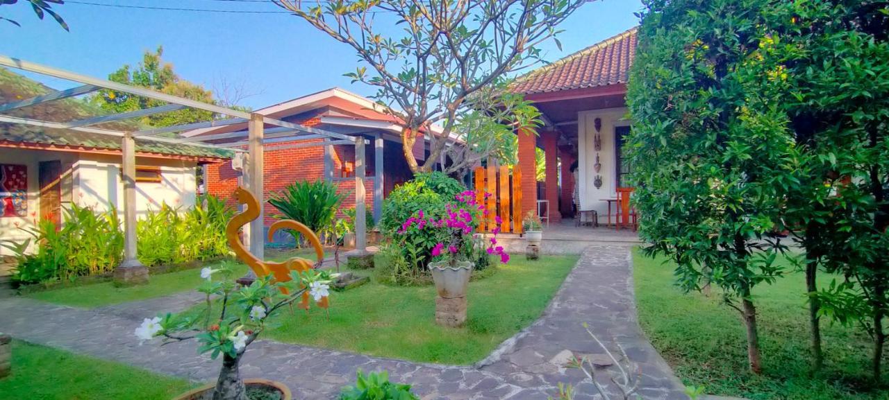 Tunjung Guest House Lovina Beach 불레렝 외부 사진